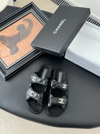 2025 Women Chanel Black Patent Leather Slippers LY00310