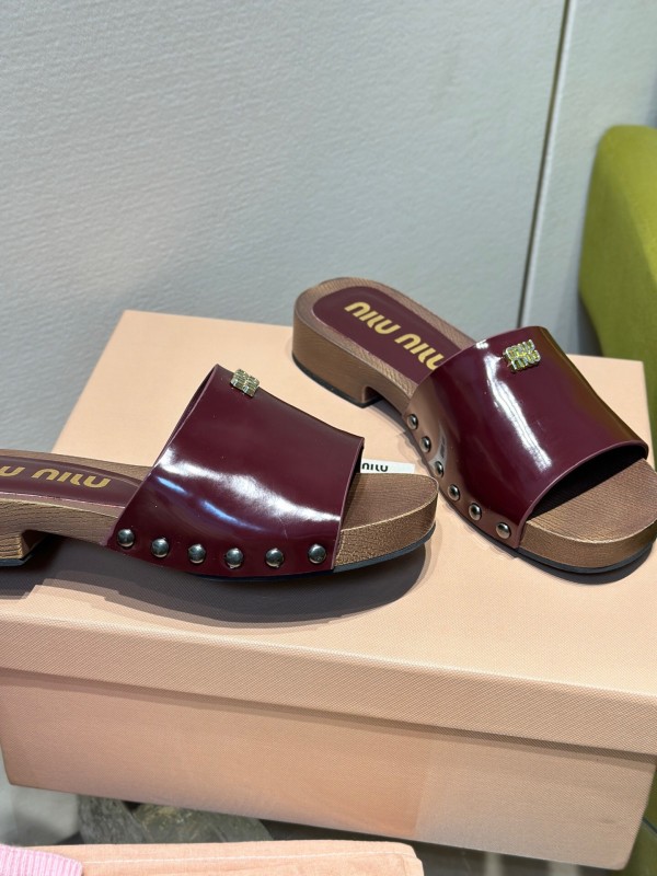 2025 Women Miu Miu Burgundy Patent Leather Slippers KFY00230