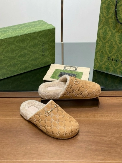 2024 Gucci beige leather slippers GG pattern