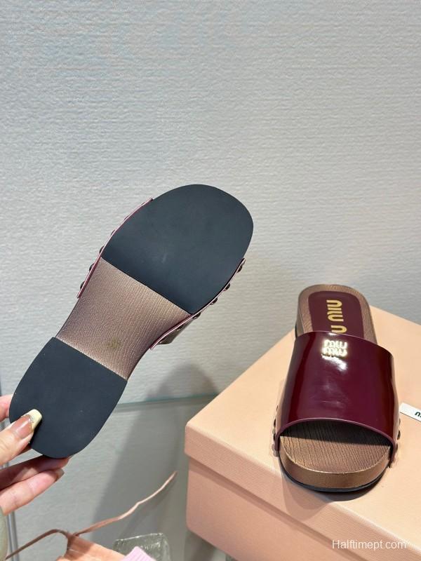2025 Women Miu Miu Burgundy Patent Leather Slippers KFY00230