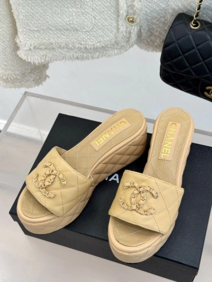 2025 Slippers Chanel Beige Leather Platform Quilted CC Chain
