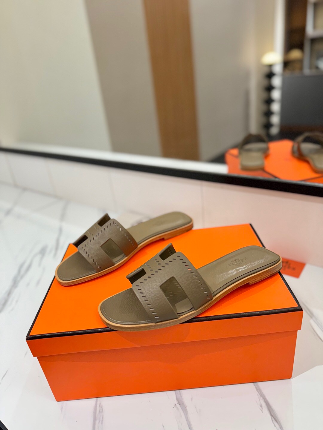 2025 Women Hermès Khaki Leather Slippers
