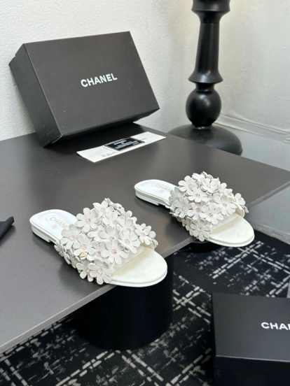 2025 Women Chanel White Leather Slippers