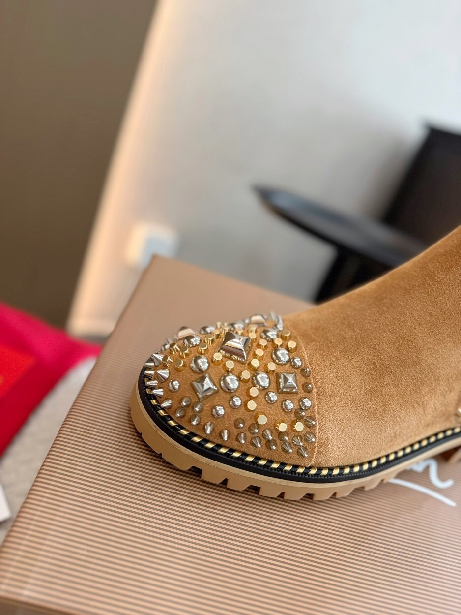 Christian Louboutin Fall/Winter 2025 Boots with Studded Toe Design - LY00350