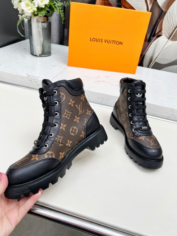 Louis Vuitton Territory Flat Boots with LV Circle Logo and Rubber Outsole - LY00310