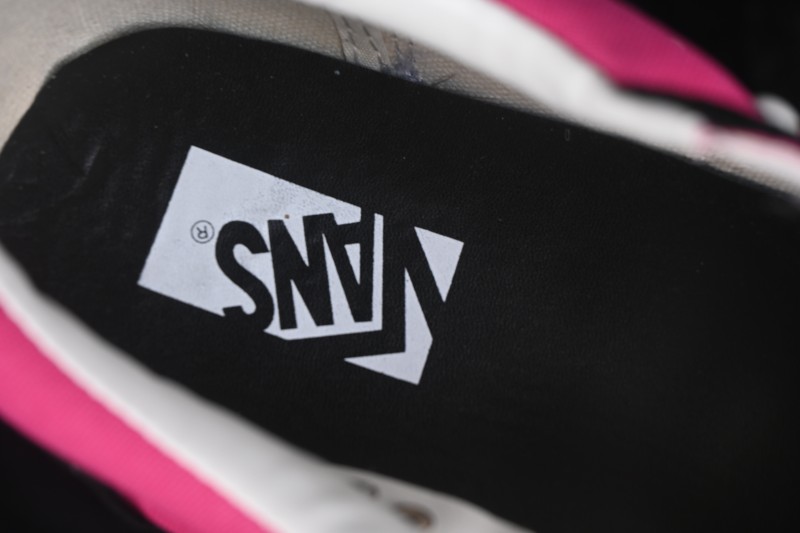 Vans Old Skool Low-Top Casual Skateboarding Shoes with Classic Side Stripe - VN000E8VHLE