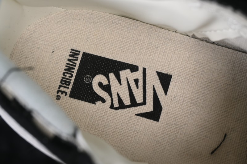 Vans Sk8-Mid Frayed Casual Skateboarding Shoes - VN000XUKGTW