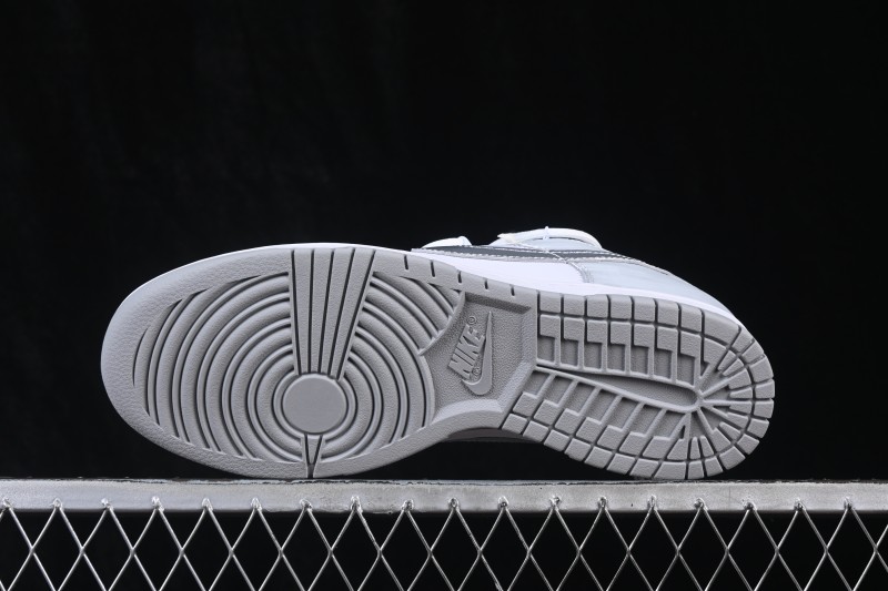 Nike SB Dunk Low Skateboarding Shoes with Lace-Up Closure - HF5441-105