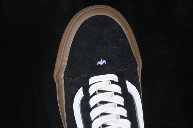 Vans Old Skool Low-Top Casual Skateboarding Shoes with Classic Side Stripe - VN000EJUGR4