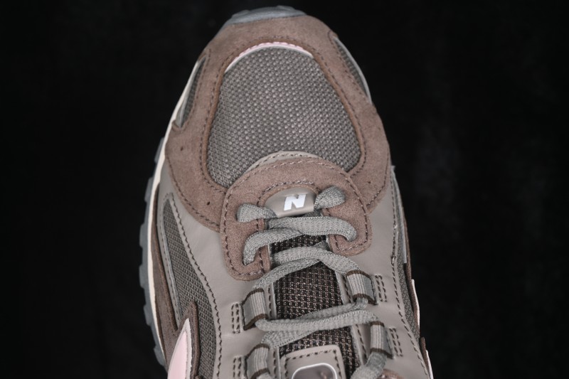 New Balance 204 Retro Casual Running Shoes with Breathable Mesh Upper - U204L273