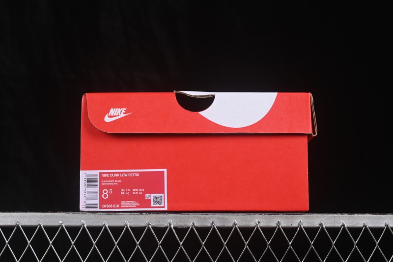 Nike SB Dunk Low Skateboarding Shoes with Cushioned Collar - IO7606-010